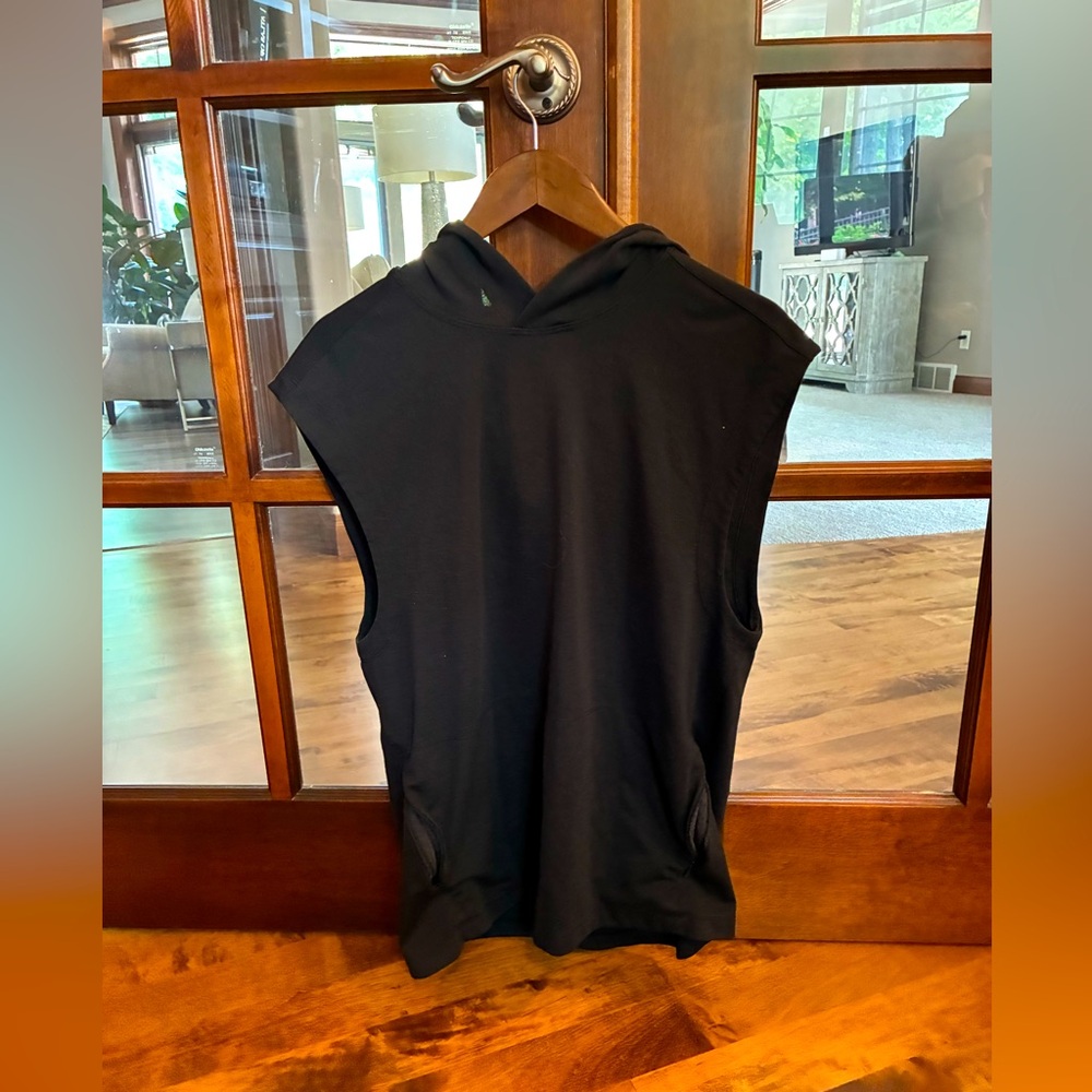 Lululemon short sleeve black sweatshirt.
